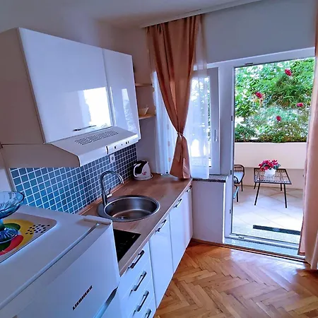 Apartments And Rooms By The Sea Tucepi, Makarska - 6058 Guest house